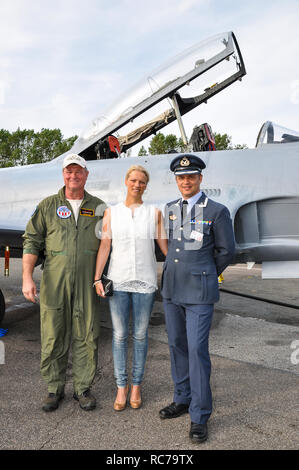 Major Martin 'Tim und Struppi' Tesli und Frau, mit seinem neu erworbenen CANADAIR CT-133 Silver Star, mit USAF-Piloten Richard Hess. Royal Norwegian Air Force Stockfoto