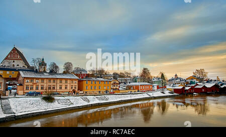 Alte historische Porvoo, Finnland mit Holzhäuser und mittelalterliche Stein und Ziegel Porvoo Cathedral an der blauen Stunde Sonnenaufgang. Stockfoto