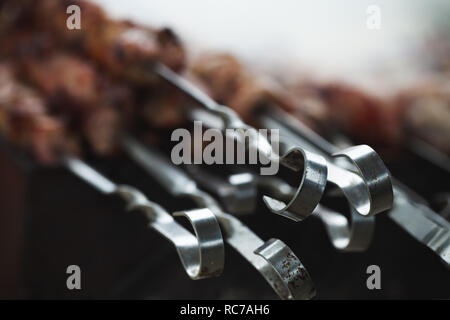 Spieße und Schwein Schaschlik, ein Teller aufgespießt und gegrillt Cubes von Fleisch Stockfoto