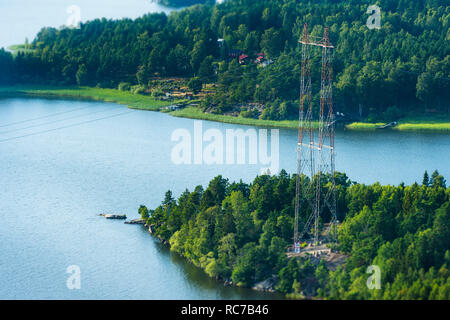 Strom Pylon in Wald am Seeufer Stockfoto