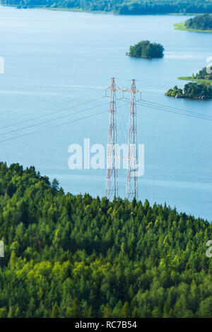 Luftaufnahme von Strom Pylon im Wald Stockfoto