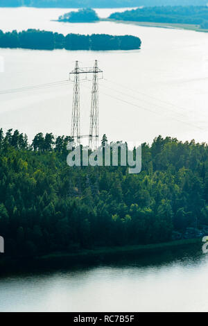 Luftaufnahme von Strom Pylon im Wald Stockfoto