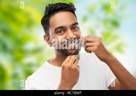 Inder mit Zahnseide reinigen Zähne Stockfoto