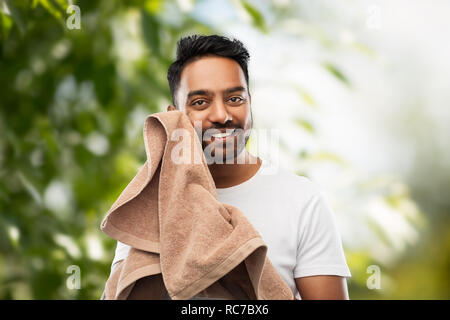 Indische Mann mit Handtuch über natürliche Hintergrund Stockfoto