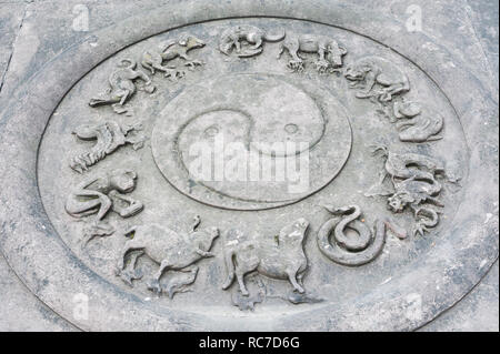 Bas-Relief mit YinYang Symbol und zwölf Tiere des chinesischen Chinesisches Tierzeichen in Chengdu, China Stockfoto