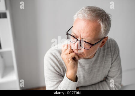 Nahaufnahme von senior woman in Gläsern denken Stockfoto