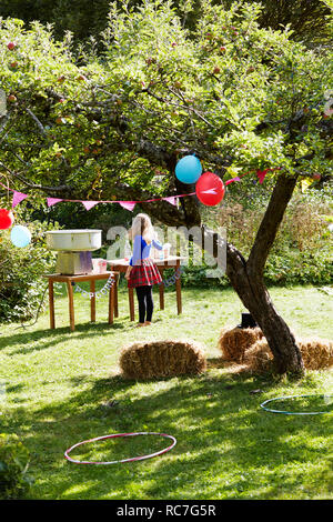 Mädchen Vorbereitung Tabelle für Geburtstagsfeier Stockfoto