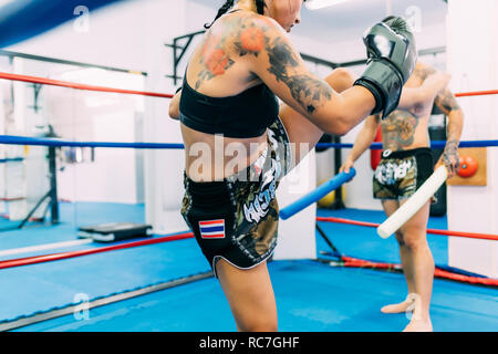 Männliche und weibliche Boxer im Boxring Stockfoto
