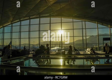 Asien, Südostasien, der Volksrepublik China, Hongkong, Menschen warten auf den Flug zum Internationalen Flughafen Hong Kong. Stockfoto