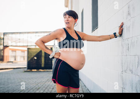 Schwangere Frau die Pause vom Training Stockfoto