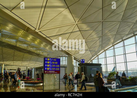 Asien, Südostasien, der Volksrepublik China, Hongkong, Menschen warten auf den Flug zum Internationalen Flughafen Hong Kong. Stockfoto