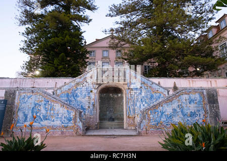 Doppelte Treppe mit blauen Kacheln am Marques de Pombal Palace - Palácio do Marquês de Pombal, Oeiras, Portugal, Europa Stockfoto