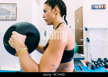 Frau, trainieren Sie im Fitness-Studio Stockfoto