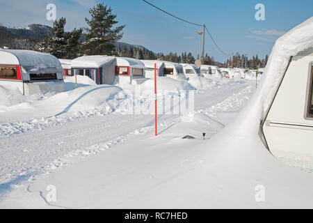 Caravan Park bedeckt mit Schnee Stockfoto