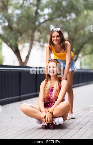 Mädchen im Teenageralter, Skateboard auf Stadt. Stockfoto