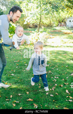 Vater mit Söhnen in Park Stockfoto