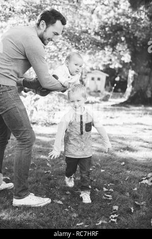 Vater mit Söhnen in Park Stockfoto