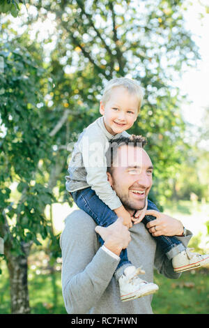 Vater mit Sohn Huckepack Stockfoto