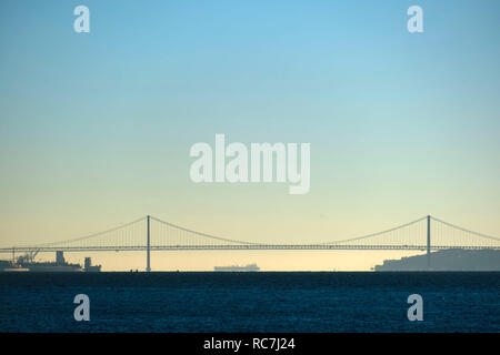 Panoramablick auf die "25 de Abril" Hängebrücke über den Tejo in Lissabon, Portugal, Europa Stockfoto