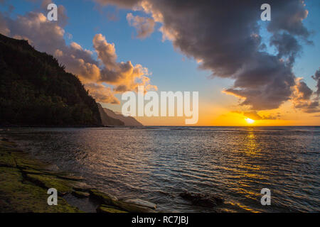 Schönen Sonnenuntergang am Ke'e Beach Kauai, Hawaii Stockfoto