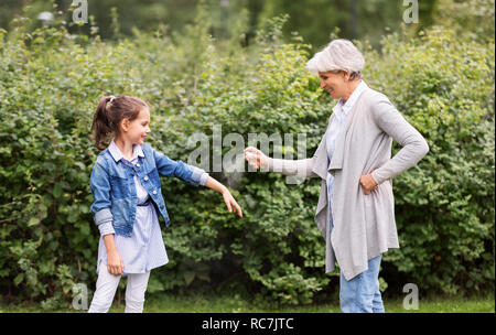 Oma und Enkelin mit Insektenschutz Stockfoto