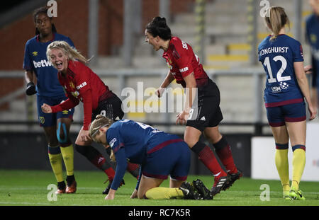 Von Manchester United Mollie Grün (links) feiert mit dem Manchester United Jess Sigsworth nach West Ham United Kate Longhurst Kerben ein Eigentor Stockfoto