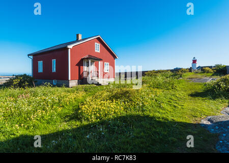 Falun rote Haus und Leuchtturm im Hintergrund Stockfoto