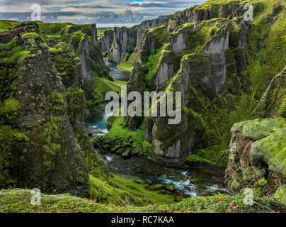 Fjaðrárgljúfur Canyon im Süden Islands. Die Schlucht wurde durch die Lava und palagonite durch fortschreitende Erosion durch die Fjaðrá Fluss geschnitzt, durch m zugeführt Stockfoto