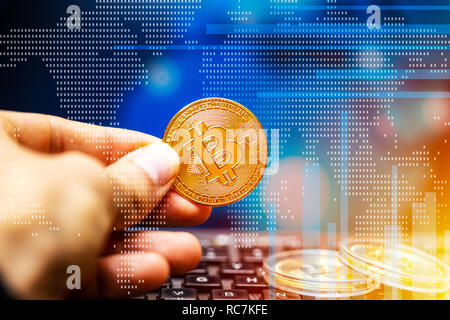 Person mit einem Bitcoins in der Hand. Virtuelle Münze Technologiekonzept auf abstrakten Technik Diagramm. Cryptocurrency Konzept. Stockfoto