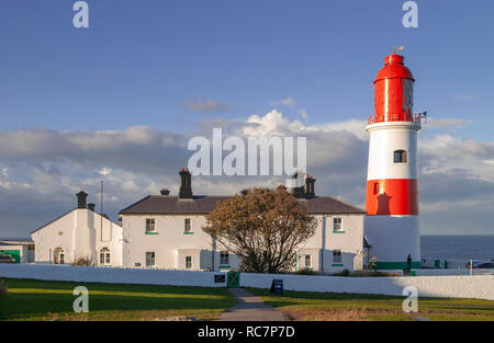 Souter Leuchtturm, befindet sich am Lizard Point am Marsden, war der weltweit erste elektrische Leuchtturm. Stockfoto