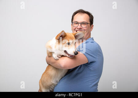 Erwachsene Mann halten corgi Hund Stockfoto