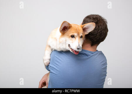 Erwachsene Mann halten corgi Hund Stockfoto