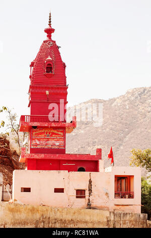 Pushkar, Rajasthan, Indien, Februar 2018: Rot Shiva Tempel oben die Pushkar city Stockfoto