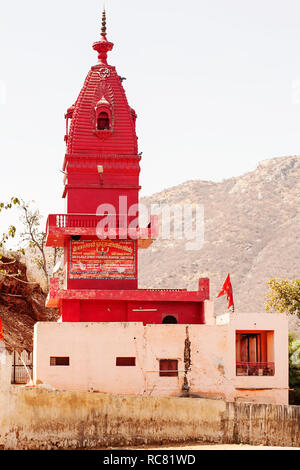 Pushkar, Rajasthan, Indien, Februar 2018: Rot Shiva Tempel oben die Pushkar city Stockfoto