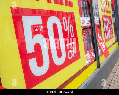 Verkauf und Reduzierung der Plakate auf Schwarzen outdoor shop Hastings East Sussex UK Stockfoto
