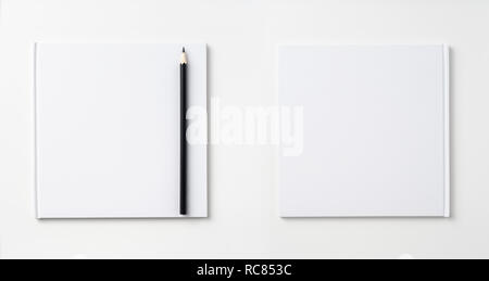 Designkonzept - Blick von Oben auf die reine weiße Notebook, weiße Seite und Bleistift isoliert auf Hintergrund für mockup Stockfoto