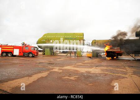 Feuerwehr Ausbildung, Sprühwasser aus Feuer, Motor im mock Flugzeug Stockfoto