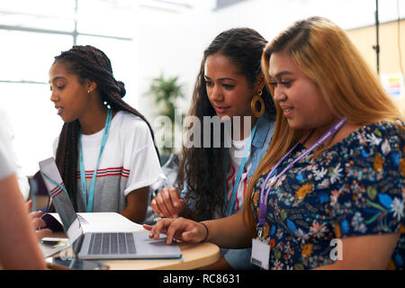 Weibliche und männliche Studierende Team arbeiten und mit Laptop in der Hochschule Klassenzimmer Stockfoto