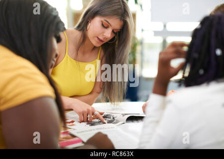 Weiblichen Studierenden an Hochschulen, die am Projekt in der Hochschule Klassenzimmer Stockfoto