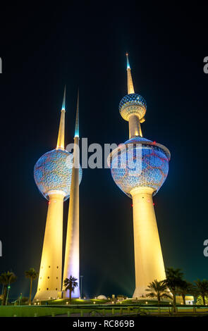 Blick auf den Kuwait Towers bei Nacht Stockfoto