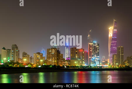 Night Skyline von Kuwait City Stockfoto