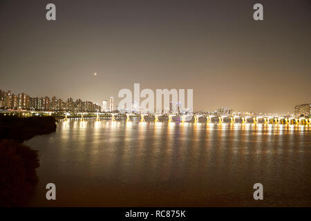 Beleuchtung der Banpo Bridge im Wasser spiegelt, Fluss Han, Seoul, Südkorea Stockfoto