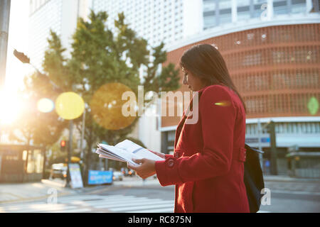 Geschäftsfrau lesen Zeitungen in Stadt, Seoul, Südkorea Stockfoto