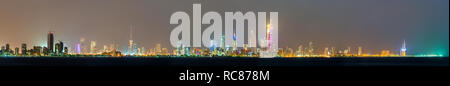 Night Skyline von Kuwait City Stockfoto