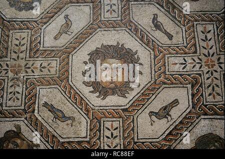 Mosaico de Medusa y las Estaciones. Las mejores de la parte Central. Siglo IV. Procedente de Palencia, Castilla y León. Museo Arqueológico Nacional. Madrid. España. Stockfoto