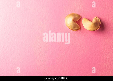 Zwei Fortune Cookies auf der rosa Hintergrund Stockfoto