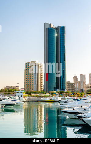 Die Wolkenkratzer an der Marina von Salmiya in Kuwait. Stockfoto