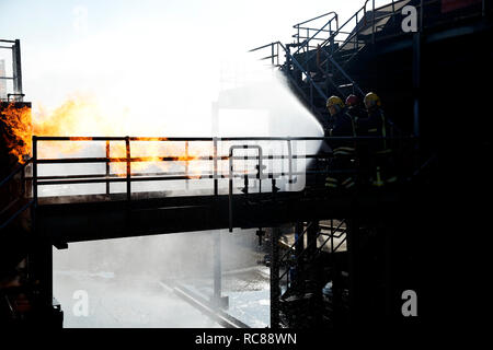 Feuerwehr Ausbildung Feuer auf brennende Gebäude, Darlington, Großbritannien Stockfoto