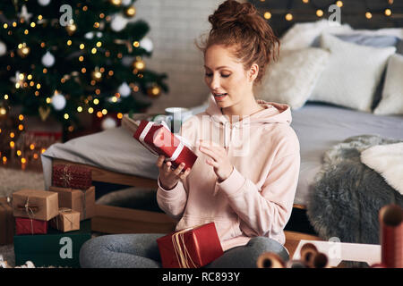 Frau Weihnachten Geschenke Stockfoto