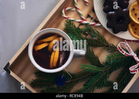 Festliche Fach der warmen Getränk, Weihnachtsgebäck und Yew Tree Branch Stockfoto